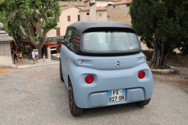 Seillans, Fransa - 19 Haziran 2021: Fransa Küçük Citroen Ami Electric 2 koltuklu Micro-Şehir Arabası Güney Fransa, Avrupa 'da Seillan Caddesi' ne park edildi. Arka Görünümü Kapat 