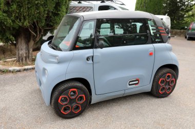 Seillans, Fransa - 19 Haziran 2021: Fransa Küçük Citroen Ami Electric 2 koltuklu Micro-Şehir Arabası Güney Fransa, Avrupa 'da Seillan Caddesi' ne park edildi. Yan Görünümü Kapat