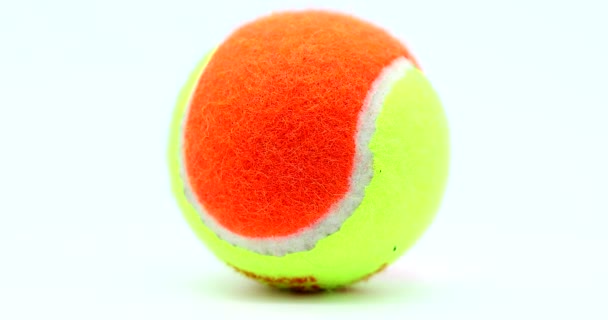 Palla Tennis Rotante Sfondo Bianco Vista Vicino Macro Shot Risoluzione — Video Stock