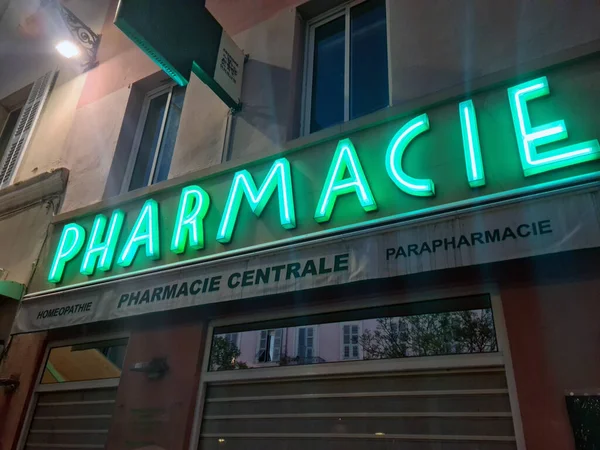 Ментон Франция Июля 2021 Года Аптека Neon Green Sign Lights — стоковое фото