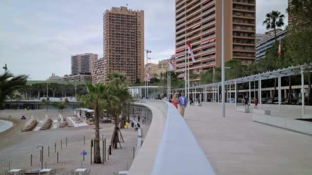 2021年7月3日 摩纳哥蒙特卡洛 8K夫妇在摩纳哥蒙特卡洛 7680X4320 由意大利建筑师Renzo Piano完成现代化改造后重新开放拉弗托滩 — 图库视频影像