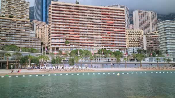 Monte Carlo Monaco Juli 2021 Larvotto Beach Med Många Skyskrapor — Stockvideo