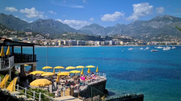 Roquebrune Cap Martin Fransa Temmuz 2021 Sarı Şemsiyeli Bir Restoran — Stok video