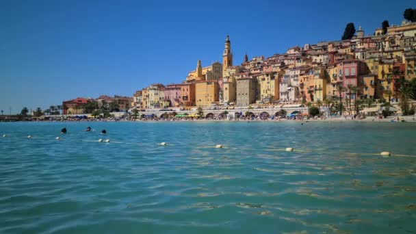 Menton France July 2021 Person Swimming Mediterranean Sea Colorful Facades — Αρχείο Βίντεο