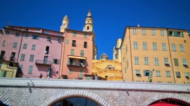 Menton, Fransa - 13 Temmuz 2021: 8K Eski Menton Kasabasının Tipik Renkli Evleri Fransız Riviera, Fransa, Avrupa 'daki Atari Salonları - 8K UHD (7680 x 4320)