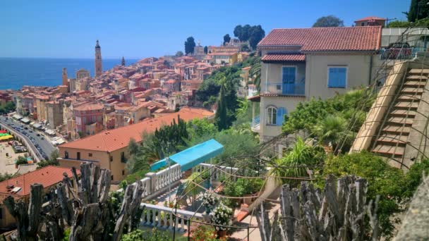 地中海と旧市街の美しい景色を望む8Kの美しい家と花の庭 フランス リビエラ フランス ヨーロッパ Uhd 7680 4320 — ストック動画