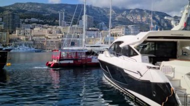 Monte-Carlo, Monaco - 25 Nisan 2021: 8K Limanı Limanı Feribot Geçidi Monte-Carlo, Monaco - Doğu 'dan Batı' ya - 8K UHD (7680 x 4320)