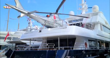 Monte-Carlo, Monaco - 25 Nisan 2021: Lüks Motor Yat Avangard II Helikopterle Güvertede Monte Carlo, Monaco, Avrupa - DCi 4K Video
