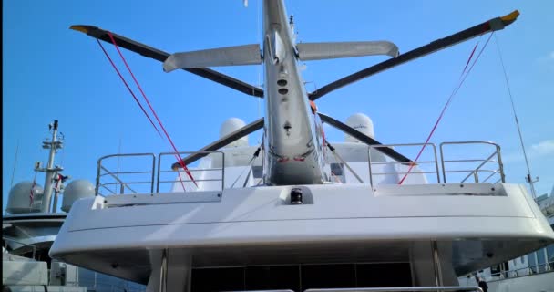 Monte Carlo Monako Dubna 2021 Luxusní Motorová Jachta Avangard Vrtulníkem — Stock video