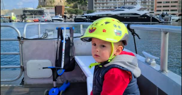 Monte Carlo Monaco Aprilie 2021 Amuzant Drăguț Băiețel Cască Bicicletă — Videoclip de stoc