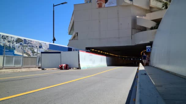 摩纳哥蒙特卡洛 2021年8月1日 8K红色法拉利Sf90从摩纳哥F1大奖赛隧道出发在法国里维拉 Uhd 7680X4320 — 图库视频影像