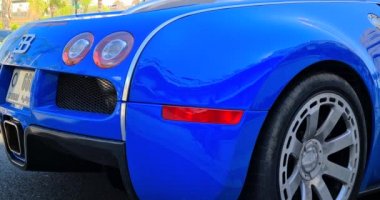 Monte-Carlo, Monaco - 1 Ağustos 2021: Blue Bugatti Veyron 'un Yakın Görüntüsü 16.4 Lüks Supercar Monte-Carlo, Monaco Fransız Riviera, Avrupa - DCi 4K Video