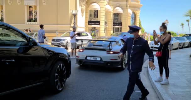 Monte Carlo Monako Sierpnia 2021 Mężczyzna Valet Opening Luxury Suv — Wideo stockowe