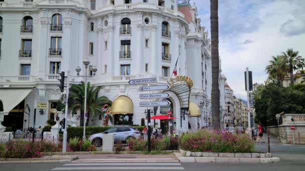 Nice Frankrike Augusti 2021 Negresco Hotel Building Vehicle Traffic Promenade — Stockvideo