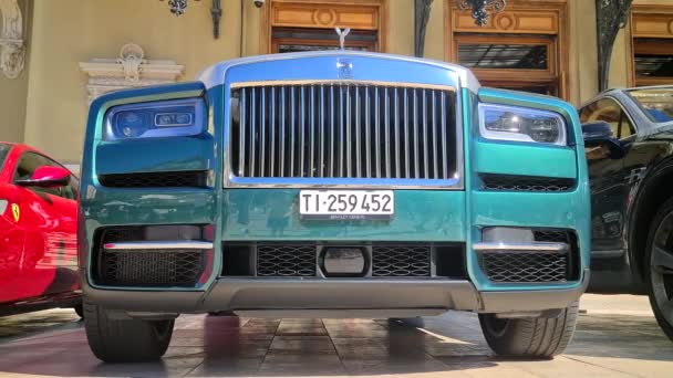 Monte Carlo Monako Sierpnia 2021 Green Rolls Royce Cullinan Luksusowy — Wideo stockowe