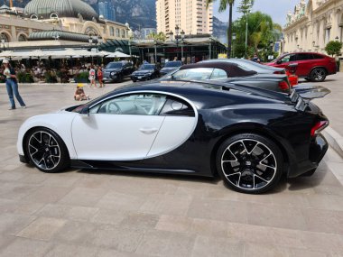 Monte-Carlo, Monaco - 24 Temmuz 2021: Güzel Beyaz Bugatti Chiron Lüks Süper Araba Monte-Carlo Kumarhanesi 'nin önüne park etti.