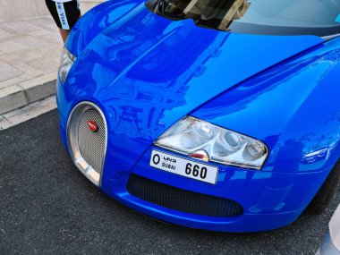 Monte-Carlo, Monako - 1 Ağustos 2021: Blue Bugatti Veyron 16.4 lüks Supercar Monte-Carlo Kumarhanesi 'nin önüne park etti. Yakın plan Ön Görünüm