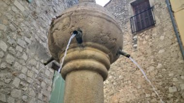 Fransa 'nın başkenti Fransa' nın Cote D 'azur' daki Peille 'in eski köyündeki Gotik Çeşmeden akan 8K suyu. Yakından Görünüm - 8K UHD (7680 x 4320)