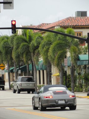 Porsche 911 Carrera Cabriolet Palm Beach sokakta