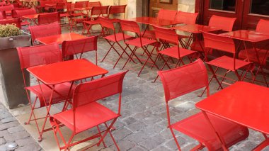 Masa ve Lyon (Fr bir restoranda terasta kırmızı sandalye
