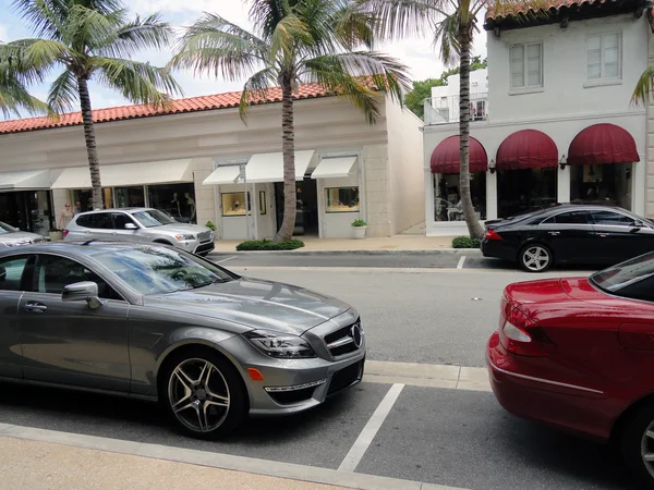 Auto molto costose parcheggiate in una strada a Palm Beach — Foto Stock