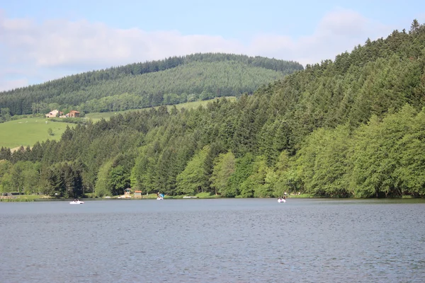 Paisaje de un lago en las montañas (Francia ) — Foto de Stock