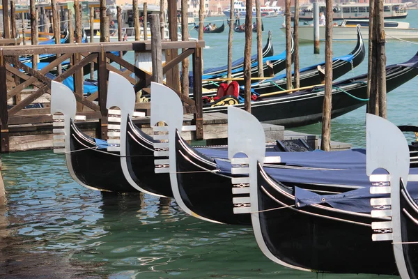 Gôndolas alinhadas em Veneza — Fotografia de Stock