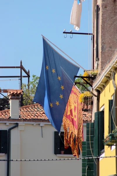 Drapeau de l'UE et Drapeau de Venise avec lion ailé — Photo