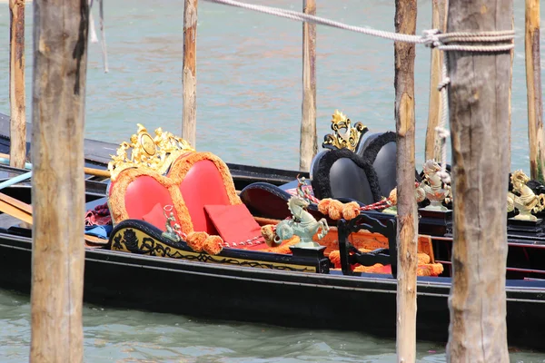 Duas gôndolas venice italia — Fotografia de Stock