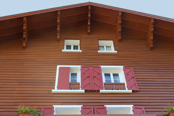 Traditional wooden mountain house — Stock Photo, Image