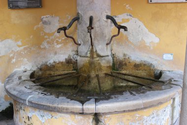 Güney Fransa'nın eski çeşme