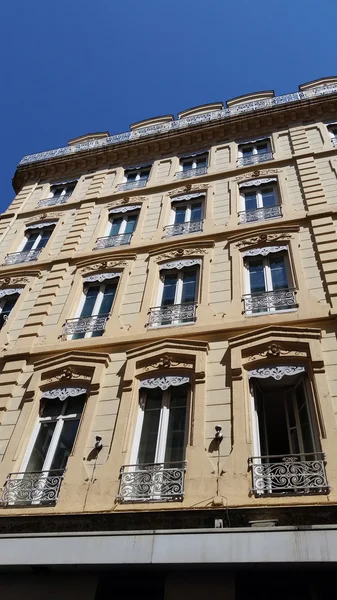 Janela de um edifício tradicional da cidade de Lyon — Fotografia de Stock