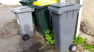 dört plastik kutuları