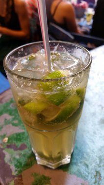 rustik bir tablo taze mojito