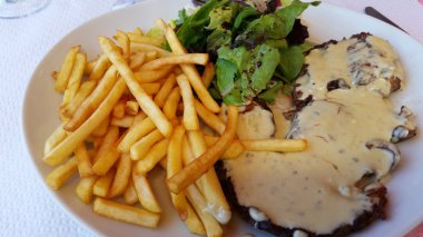 Kâse soslu biftek Frites