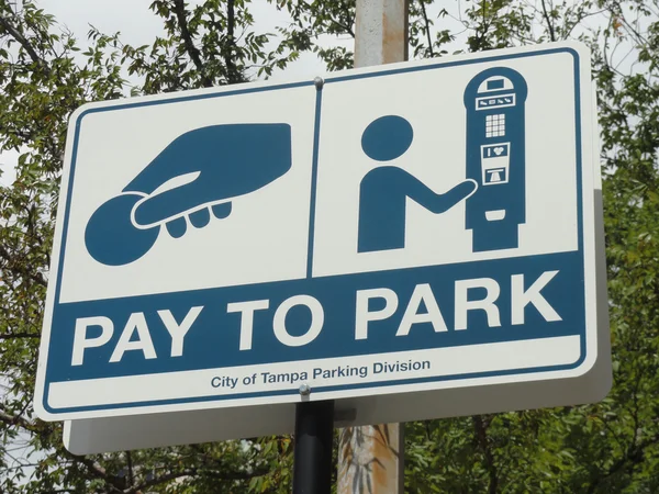 Parkplatzschild gebührenpflichtig — Stockfoto