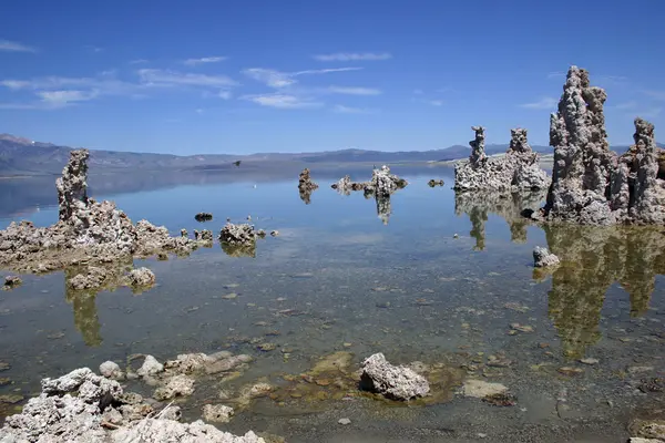 Mono Lake Tufa Formations with reflections — Stock Photo, Image