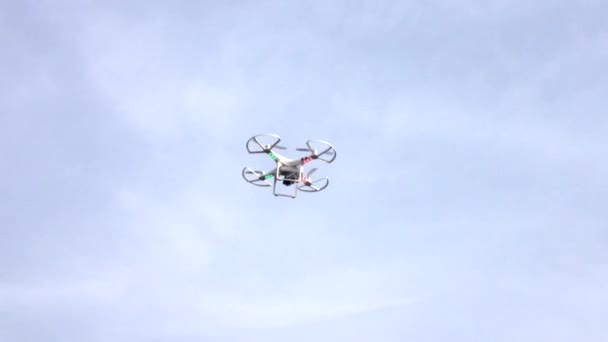 Quadcopter στον ουρανό στο Νεσέμπαρ, Βουλγαρία — Αρχείο Βίντεο
