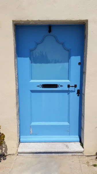 Голубая дверь в Провансе — стоковое фото