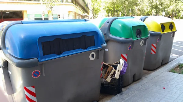 Kolorowe plastikowe pojemniki w Barcelonie — Zdjęcie stockowe