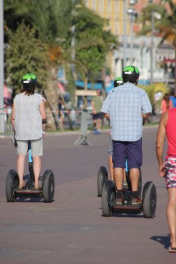 Üç turist bir Segway Nice, Fransa