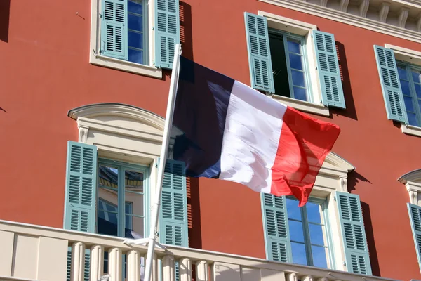 Γαλλική σημαία σε ένα κτίριο στη Νίκαια της Γαλλίας — Φωτογραφία Αρχείου