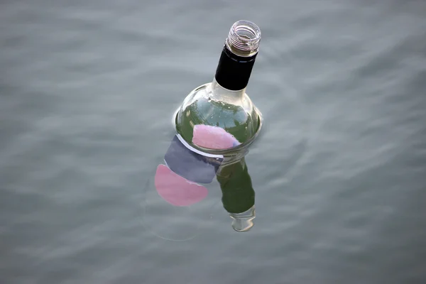 Empty Bottle Floating in the River — Stock Photo, Image