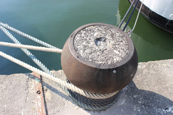 Bolardo moderno en un muelle — Foto de Stock