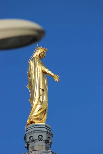 Estatua de oro de la Virgen María — Foto de Stock