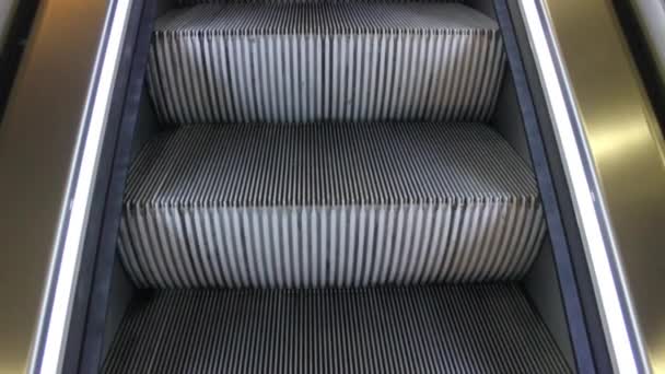 Subiendo en escaleras mecánicas modernas — Vídeos de Stock