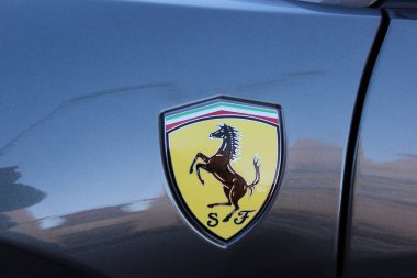Ferrari logosu yakın çekim