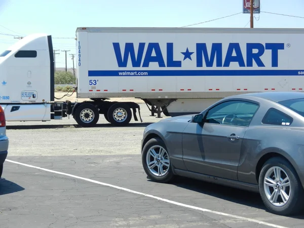 Wal-Mart entrega caminhão — Fotografia de Stock