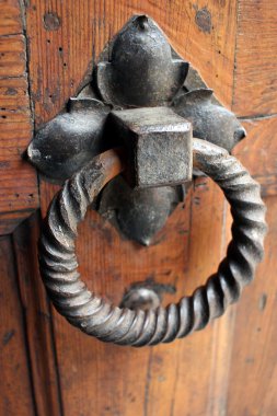 Kilisenin kapı tokmağı