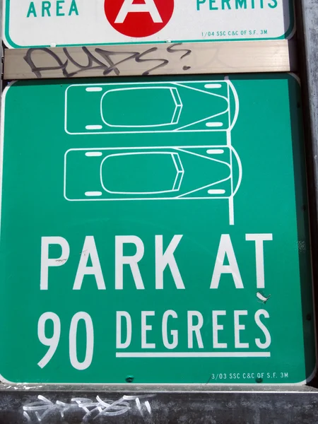 Parken auf 90-Grad-Schild — Stockfoto